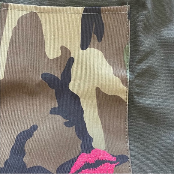 Bloomingdale’s LE Army Camo Kiss Print Canvas Tote NWOT - Picture 4 of 8